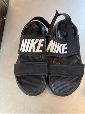 Nike Black Kids’ Adjustable Logo Strap Sandals